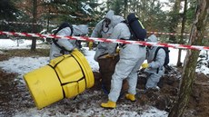 Barel zakopaný v arboretu hranické lesnické �koly vytáhli hasi�i v...