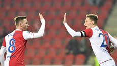 Milan koda (vpravo) se raduje s Jaromírem Zmrhalem z gólu Slavie.