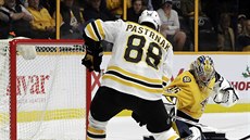 Jakub Pastrňák z Bostonu v šanci, jeho pokus blokuje brankář Nashvillu Pekka...