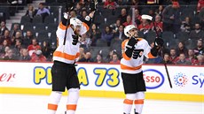 ÚLEVA. Jakub Vorá�ek a Shayne Gostisbehere po dal�ím gólu tu�í, �e ���ra proher...
