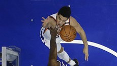 Devin Booker z Phoenixu v utkání proti Philadelphii.