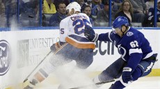 Obránce Tampy Bay Andrej ustr napadá Jasona Chimeru z New York Islanders.