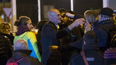 Katalánský exministr Raül Romeva (uprosted) zdraví své píznivce po proputní...