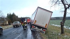 Tragická nehoda mezi Kralovicemi a Plasy, idi osobního vozu sráku nepeil....