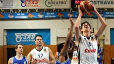 Ostravský k�ídelník Milan Stanojevi� (u mí�e) jde do ko�e USK Praha kolem...