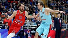 Sergio Rodriguez (vlevo) z CSKA Moskva obchází Petteriho Koponena z Barcelony.