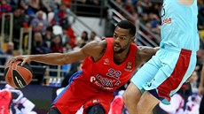 Cory Higgins (vlevo) z CSKA Moskva obchází poklesl k nohám Petteriho Koponena z...