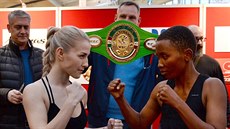 eská boxerka Fabiana Bytyqi (vlevo) a její soupeka Fatuma Yaziduová z Tanzanie