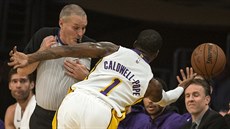 Kentavious Caldwell-Pope z LA Lakers se vrhl po míi.