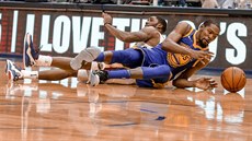 Kevin Durant (vpravo) z Golden State má k mí�i blí� ne� E�Twaun Moore z New...