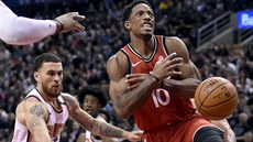 Mike James (vlevo) z Phoenixu vyrazil mí DeMaru DeRozanovi z Toronta.