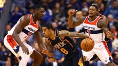 Tyler Ulis (v tmavém) z Phoenixu obchází Iana Mahinmiho (vlevo) z Washingtonu,...