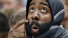 James Harden sleduje snaen svch houstonskch spoluhr.