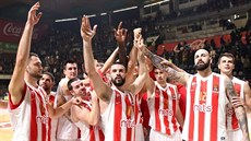 Basketbalisté Crvené zvezdy Blehrad se ped svými fanouky radují z výhry.