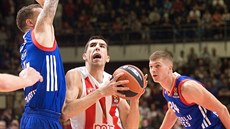 Ognjen Dobri (uprosted) z Crvené zvezdy Blehrad smuje ke koi Anadolu Efes...