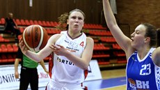 Patricia Gallasová (v bílém) z Nymburka útoí na ko Karlových Var pes...