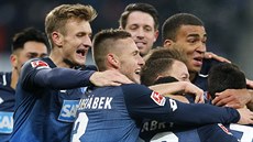 Gólová radost fotbalistů Hoffenheimu v duelu proti Lipsku, druhý zleva je český...