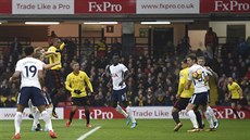 Christian Kabasele z Watfordu (ve lutém vlevo) skóruje do sít Tottenhamu.