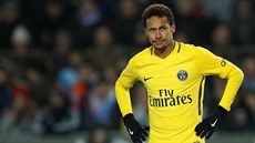 Zamyšlený Neymar z Paris St. Germain v utkání proti Štrasburku