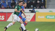 Plze�ský obránce Roman Hubník (vpravo) si hlídá jabloneckého úto�níka...