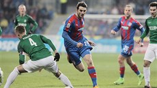 Plze�ský obránce Milan Havel (vpravo) obchází Lu�ka Pernicu z Jablonce.