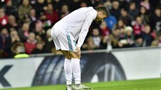 Útočník Realu Madrid Cristiano Ronaldo lituje spálené šance v utkání proti...