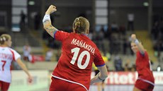 eská házenkáka Petra Maáková se raduje v utkání proti Polsku.