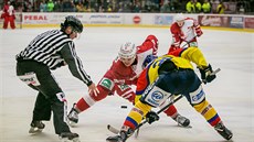 BULY. Momentka z prvoligového duelu hokejist� �eských Bud�jovic (�lutá) a Slavie