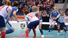Momentka z duelu florbalistek Finska (modrá) a Norska