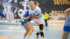 eská házenkáka Markéta Jeábková (vpravo) bhem duelu se védskem.