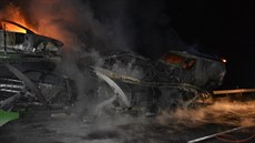 Hasi�i zasahují u ho�ícího kamionu na dálnici D11 v úseku mezi B�ístvím a...