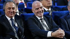 éf FIFA Gianni Infantino (vpravo) sleduje los fotbalového mistrovství svta...