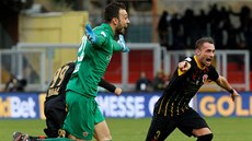 GÓLMAN STELEC. Alberto Brignoli se raduje z branky, kterou v páté minut...