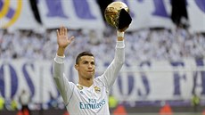 PÁTÝ. Cristiano Ronaldo ukázal fanouškům svůj pátý Zlatý míč.