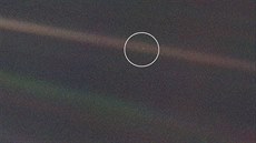 Pohled na zeměkouli ve výřezu z paluby sondy Voyager 1 v roce 2011.