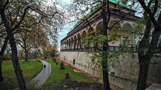 Kr�lovsk� zahrada. Na horn� hranici Chotkov�ch sad� stoj� Letohr�dek kr�lovny...
