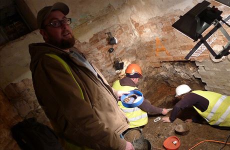 Zleva (stojící) archeolog Tomá Zavoral a jeho kolegové Martin Lanta a Tomá...