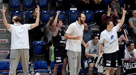 Díntí basketbalisté oslavují trefu svých spoluhrá. Zleva Jakub Krakovi,...