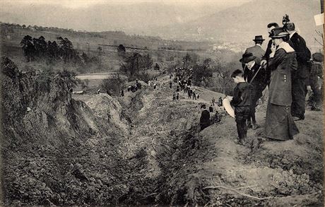 Snímky z roku 1914 pibliují obí sesuv, který tehdy ujel z vrchu Chmelík do...
