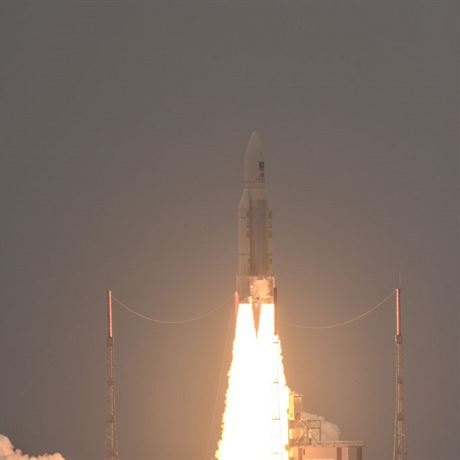 Start evropské rakety Ariane 5 ES se tymi druicemi naviganího systému...