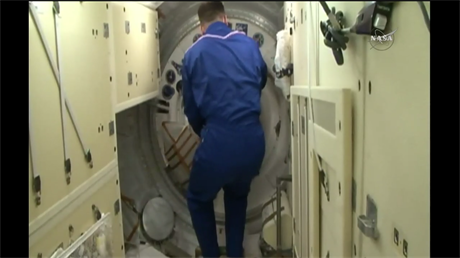 Otevrn poklopu na ISS po pipojen lodi Sojuz.