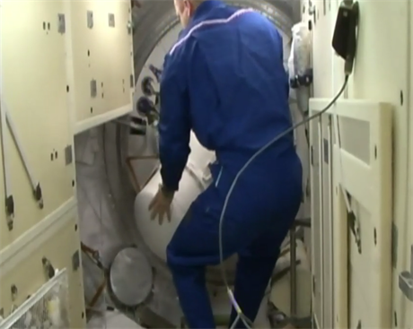 Otevrn poklopu na ISS po pipojen lodi Sojuz.