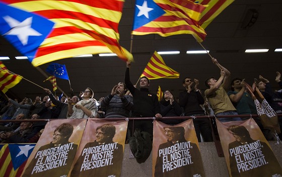 Mítink stoupenc odvolaného katalánského premiéra Puigdemonta v Barcelon (15....