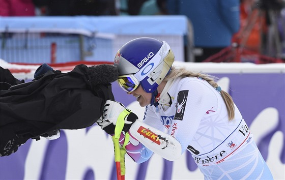 PRVNÍ. Lindsey Vonnová v cíli superobího slalomu Svtového poháru ve Val...