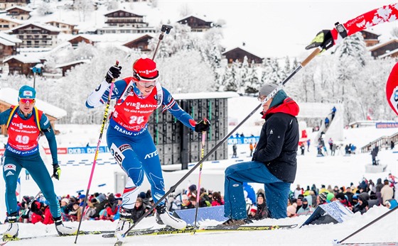 Eva Puskaríková de v závodu biatlonistek ve francouzském Annecy.