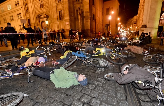 Cyklisté v Praze protestovali proti zákazu kol v centru metropole (11. prosince...