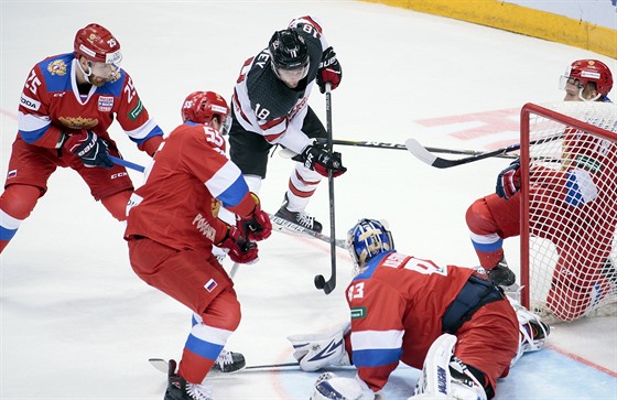 Kanaďan Linden Vey zkouší překonat ruského gólmana Vasilije Košečkina.