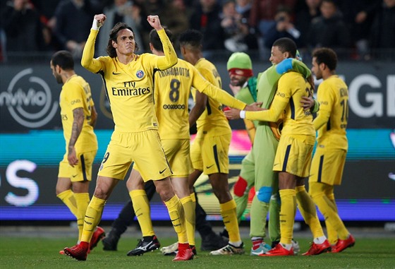 Édinson Cavani posílá pozdrav fanoukm PSG po vyhraném utkání nad Rennes