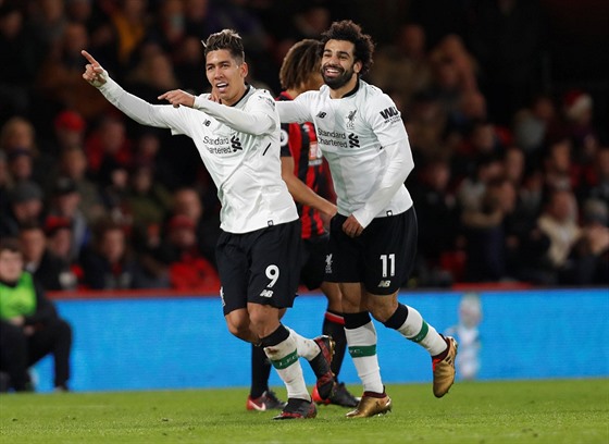 Roberto Firmino z Liverpoolu (vlevo) slaví s Mohamedem Salahem gól proti...
