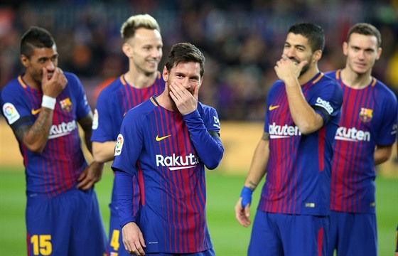 Lionel Messi vtipkuje se spoluhrái z Barcelony ped zaátkem utkání s La...